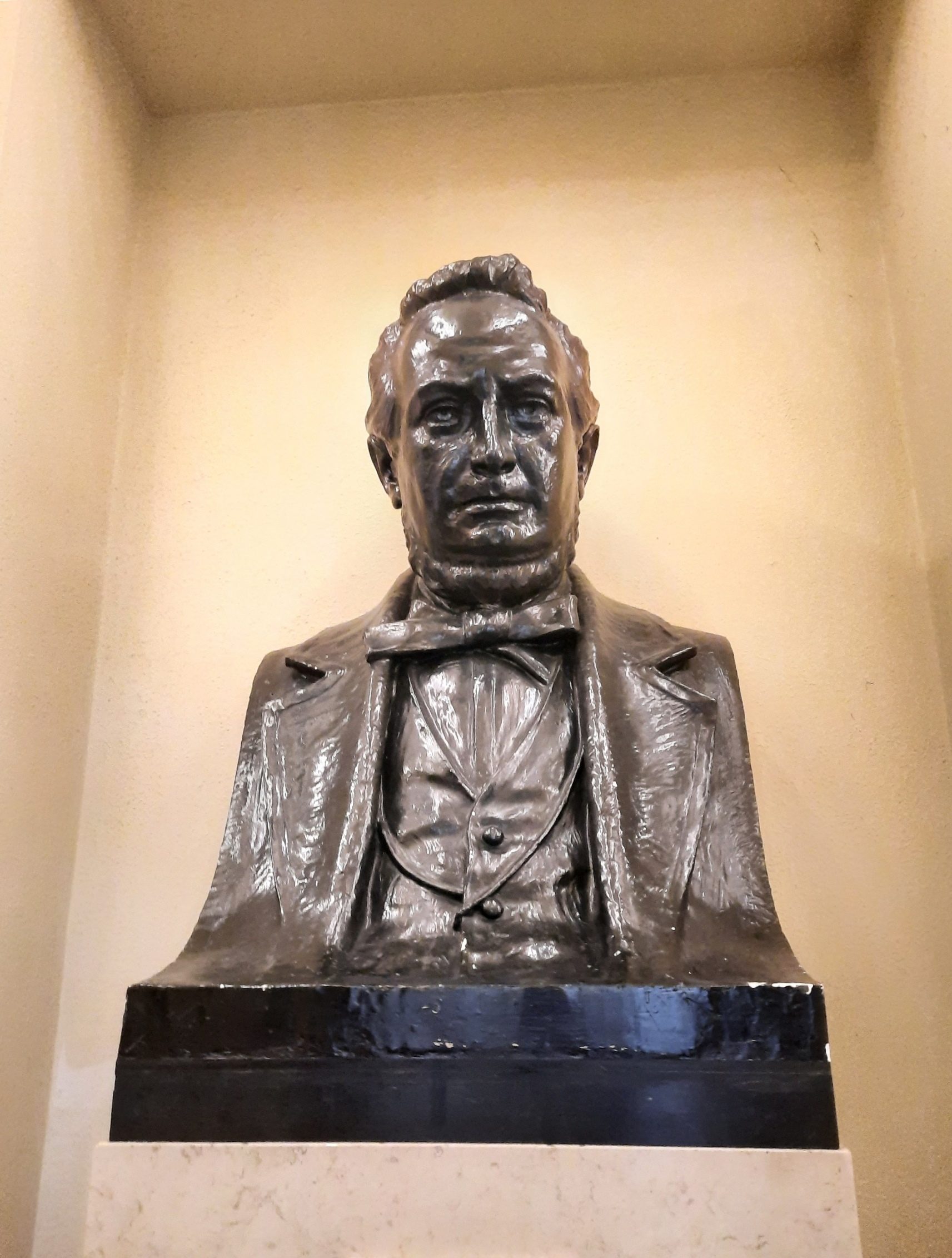 Matteo Luciani's bust, Salerno - 02.jpg